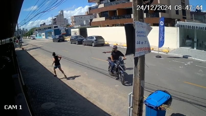 Câmeras de segurança registram assalto e tiros contra homem em Camboinha