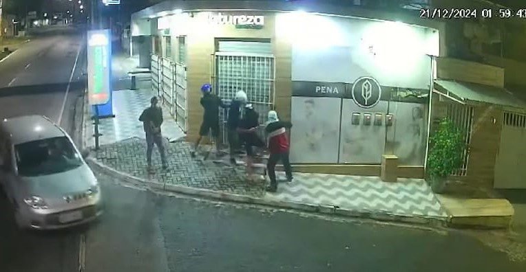 Câmeras flagram tentativa de arrombamento a loja de roupas no bairro de Mandacaru