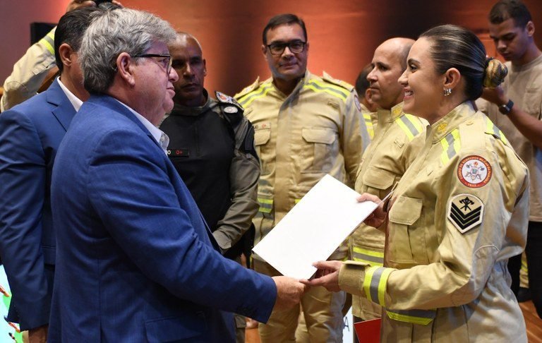 João Azevêdo oficializa promoção de 496 policiais e bombeiros militares e autoriza novas ascensões na Paraíba