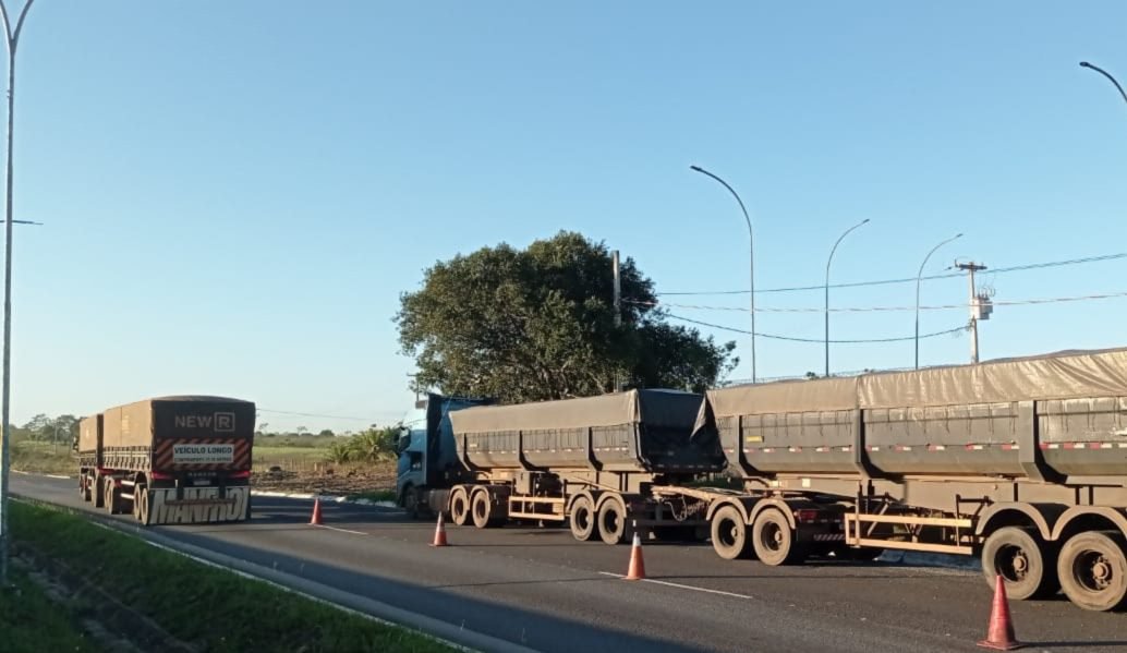 PRF para caminhão por excesso de carga na BR-101 em Rio Tinto e descobre drogas no veículo