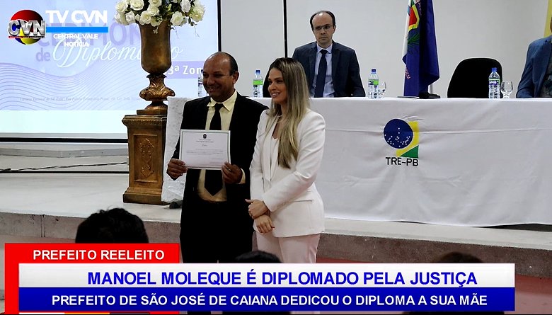 Prefeito reeleito de São José de Caiana Manoel Moleque é diplomado pela justiça eleitoral e dedica diploma para sua Mãe – Portal Central Vale Notícias