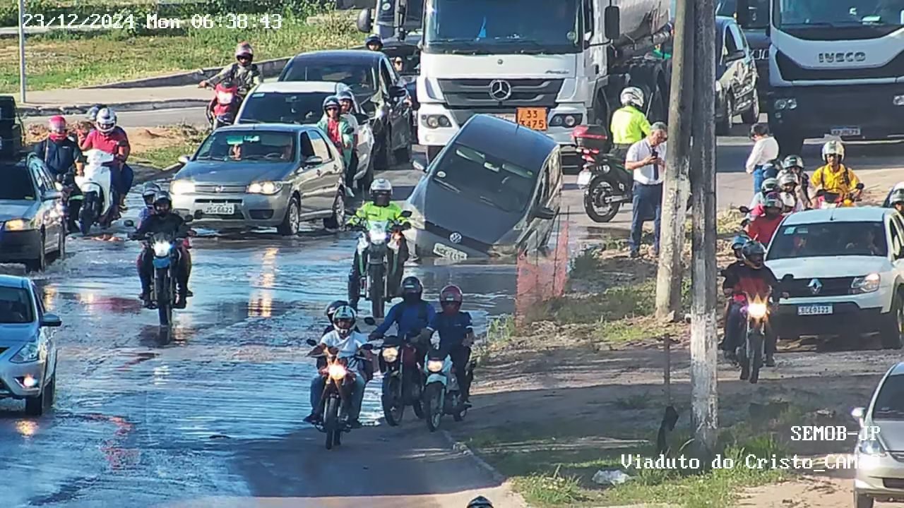 carro é ‘engolido’ por cratera às margens da BR-230, em João Pessoa