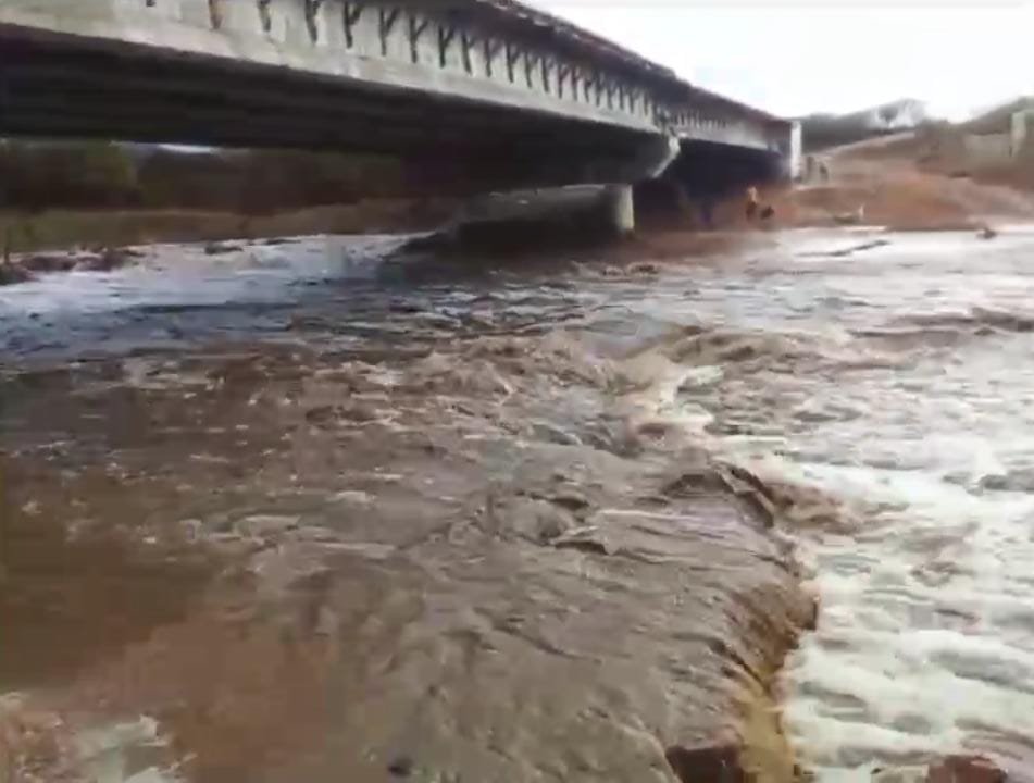 Inmet prevê chuvas intensas no alto sertão da Paraíba; Cacimba de Areia registra cheia em rio