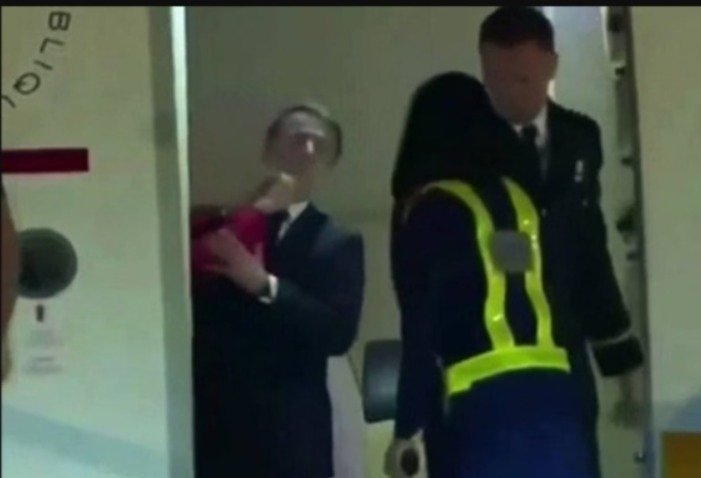 Presidente da França Macron leva tapa da esposa ao desembarcar no Vietnã