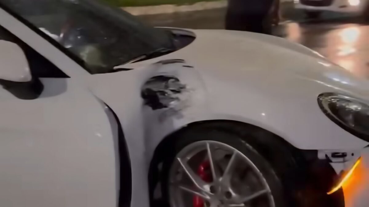 Carro de luxo avaliado em R$ 1 milhão é abandonado na Epitácio Pessoa após colidir em equipamento