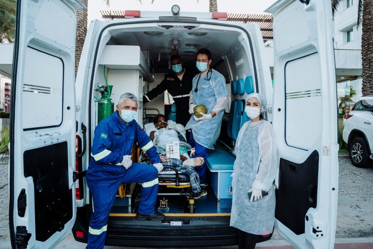 Jovem de 19 anos, internada com doença rara no Hospital Metropolitano, é levada para ver o mar