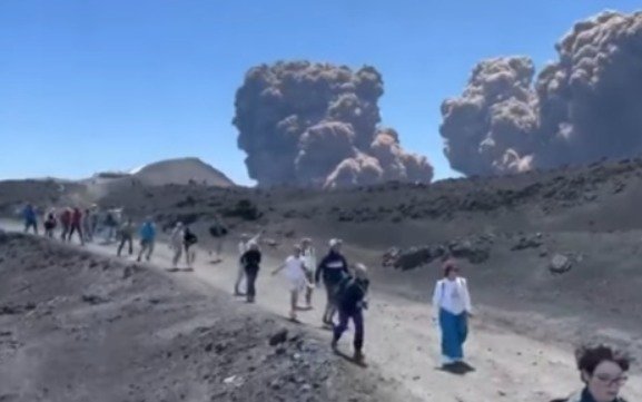 Vulcão entra em erupção e turistas se desesperam durante visita na Itália