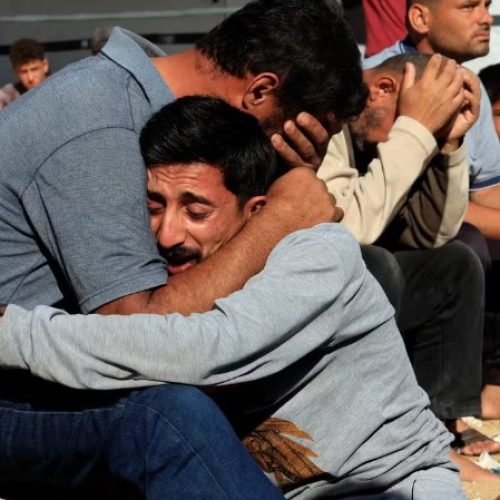 Ataque israelense mata 23 pessoas em Gaza, incluindo jornalista e funcionário dos serviços de resgate, diz Hamas