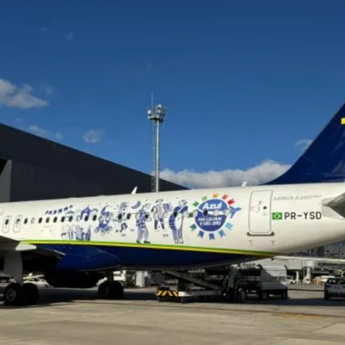 Azul presta homenagem à festa de São João na Paraíba com aeronave adesivada