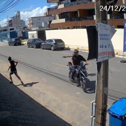 Câmeras de segurança registram assalto e tiros contra homem em Camboinha