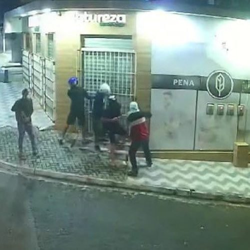 Câmeras flagram tentativa de arrombamento a loja de roupas no bairro de Mandacaru