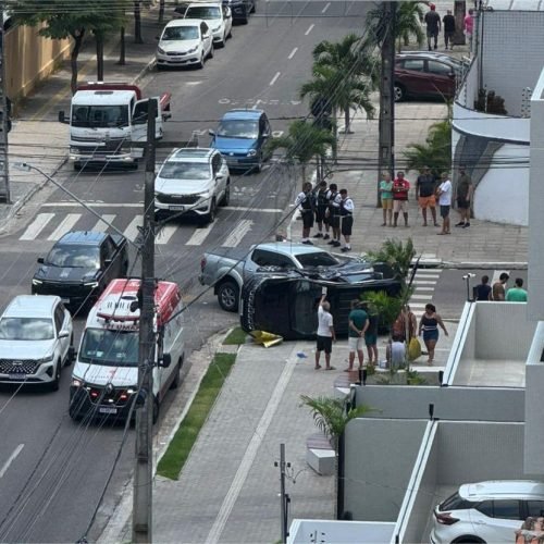 Dois veículos colidem e vão parar em cima da calçada em Tambaú