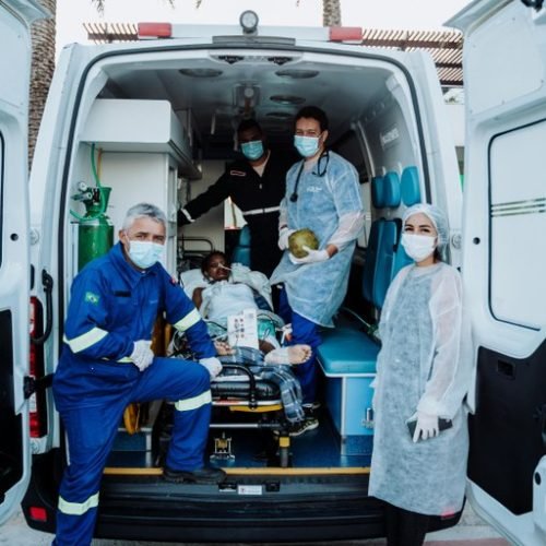 Jovem de 19 anos, internada com doença rara no Hospital Metropolitano, é levada para ver o mar
