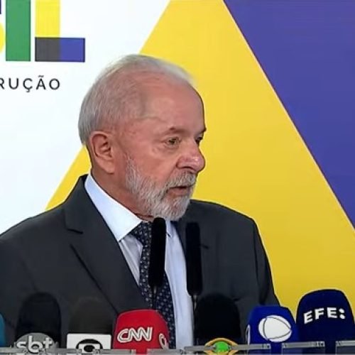 Lula diz que Eduardo Bolsonaro fica “tentando lamber as botas do Trump”