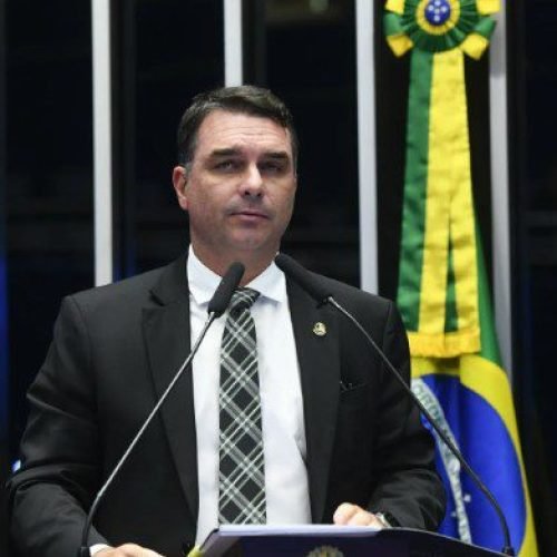 PEC das Praias pode aumentar arrecadação de impostos, diz Flávio Bolsonaro