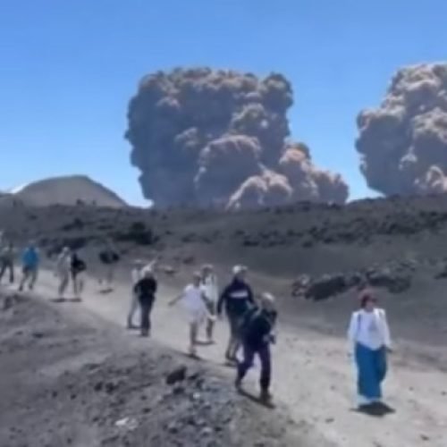 Vulcão entra em erupção e turistas se desesperam durante visita na Itália